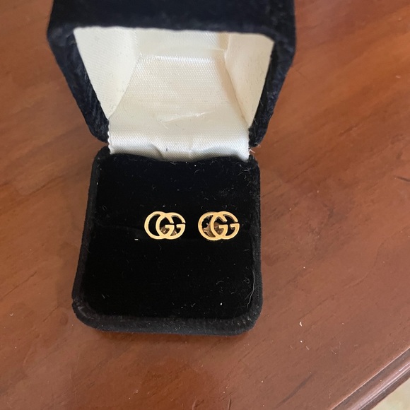 Gucci Iconic GG 18k Gold Earrings - Picture 3 of 4